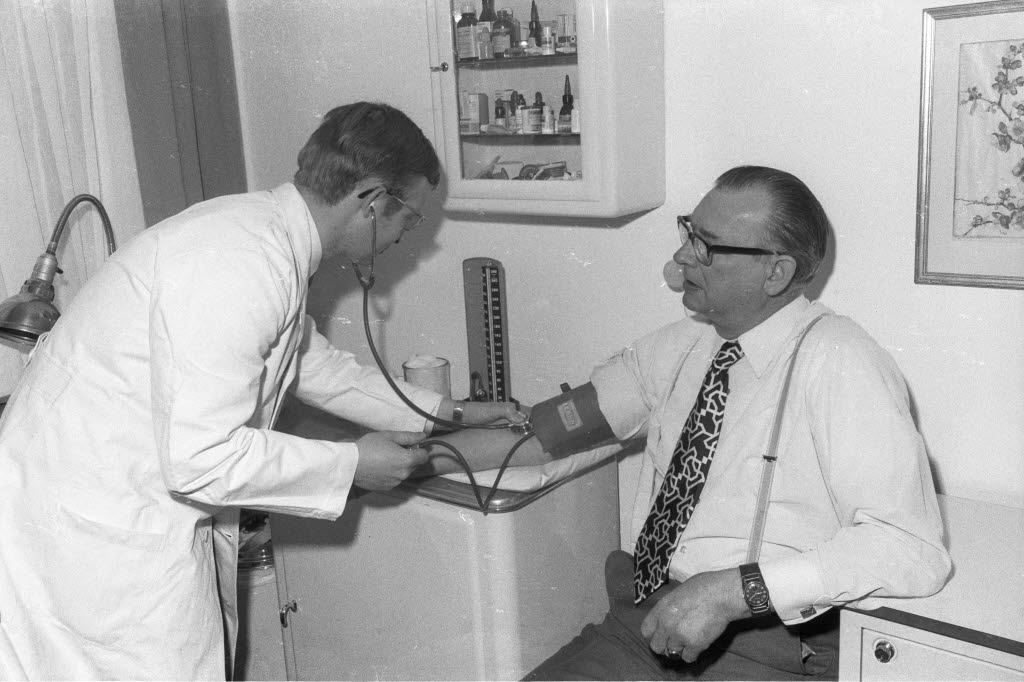 Landarzt bei der Arbeit in den 60iger Jahren
