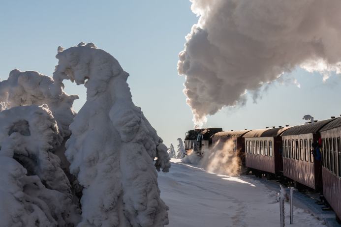 Dampfzug am Brocken in winterlicher Landschaft